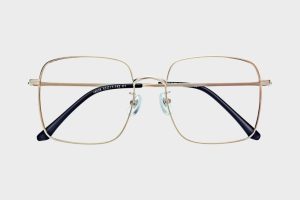 Mẫu kính gọng vuông kim loại màu vàng sang trọng phù hợp cho người có khuôn mặt dài.