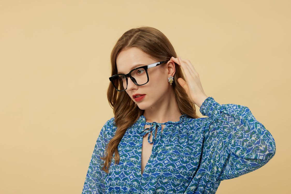 Mẫu nữ đeo gọng kính cận thời trang cao cấp GlowUp