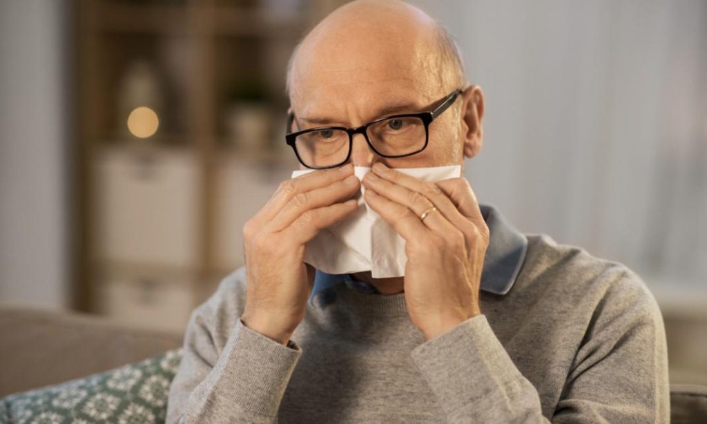 Nguyên nhân đeo kính bị hằn sống mũi do thói quen chạm vào mặt làm xô lệch đệm mũi.