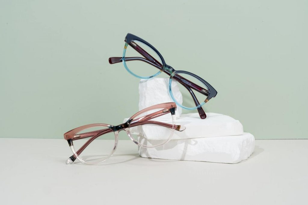 Xu hướng kính oval và kính mắt mèo 2026 thời trang