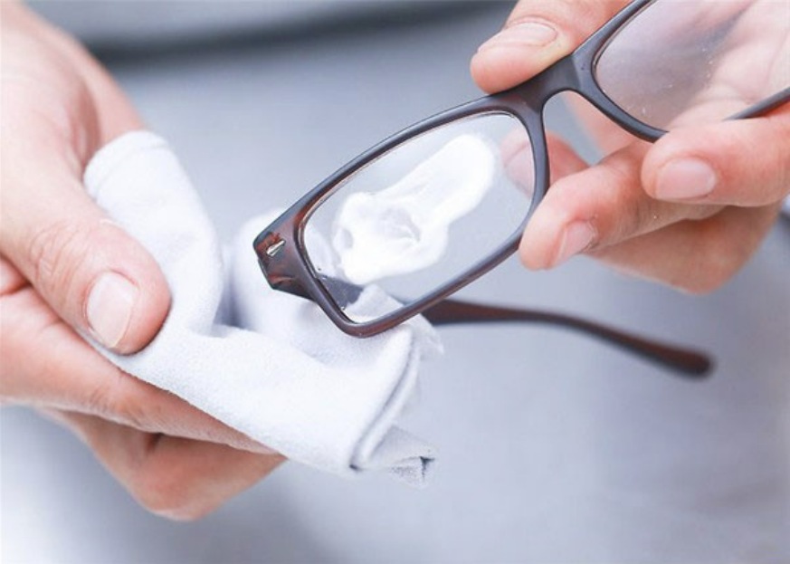 Sử dụng dung dịch vệ sinh chuyên dụng và khăn microfiber để làm sạch tròng kính an toàn sau khi đi mưa.