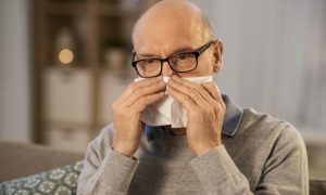 Nguyên nhân đeo kính bị hằn sống mũi do thói quen chạm vào mặt làm xô lệch đệm mũi.