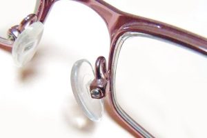 Cận cảnh đệm mũi kính bằng silicon giúp tăng độ bám và ngăn kính bị trượt xuống mũi.