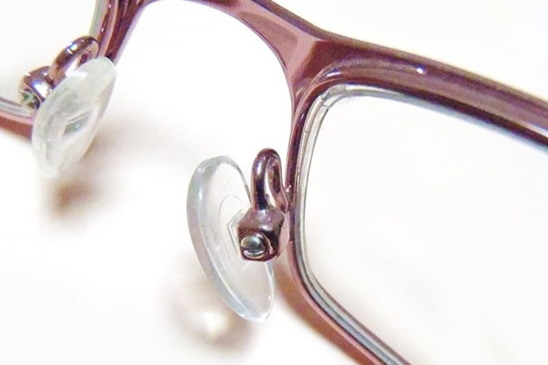 Cận cảnh đệm mũi kính bằng silicon giúp tăng độ bám và ngăn kính bị trượt xuống mũi.