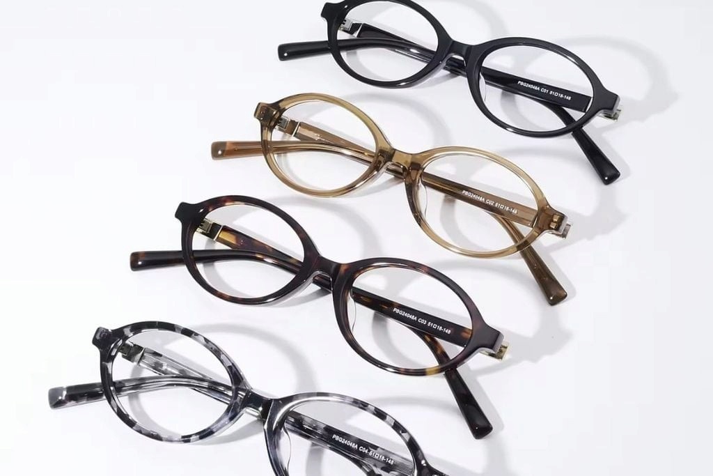 Gọng kính Oval thiết kế tròng bầu dục bo cong mềm mại mang lại vẻ đẹp thanh thoát và cổ điển.