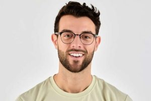 Mẫu kính Browline với phần gọng trên dày giúp cân bằng tỷ lệ cho người khuôn mặt dài.