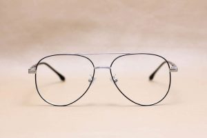 Mẫu kính phi công Aviator mắt giọt lệ giúp lấp đầy vùng mặt giữa và cân bằng tỷ lệ cho người mặt dài.